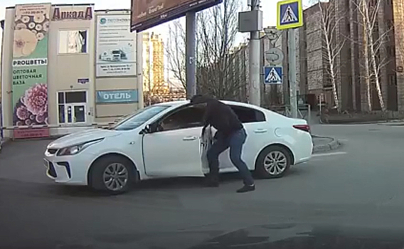 Автохам на BMW отпинал новосибирца и попал на камеру