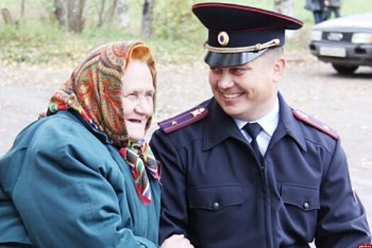 Жительница Ижевска поблагодарила полицейских за успешное раскрытие преступления