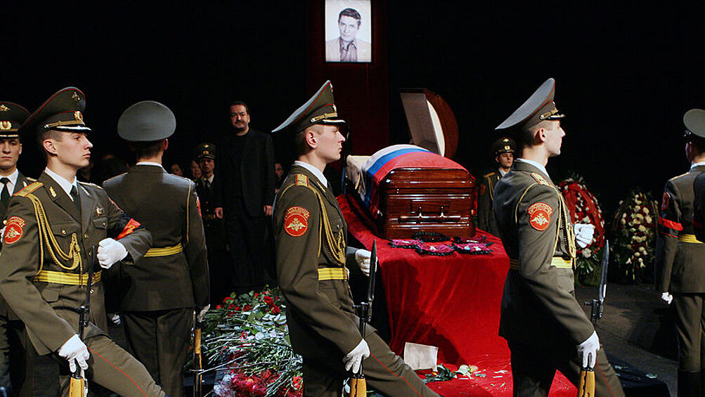  На фото: во время церемонии прощания с Александром Абдуловым в театре «Ленком», 2008 год