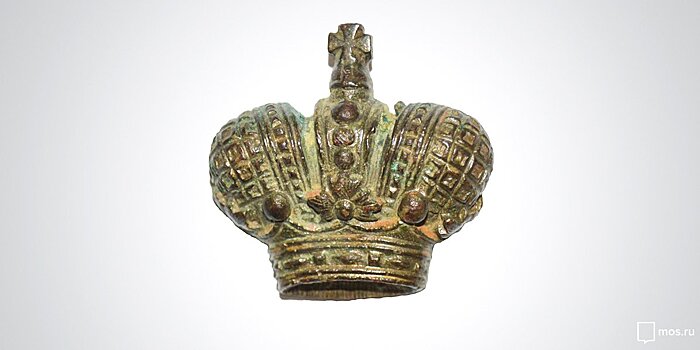 В Москве нашли эмблему в виде императорской короны