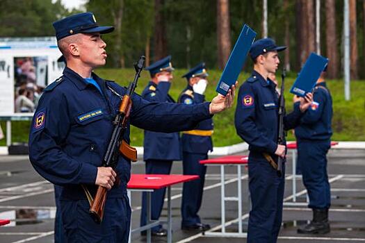 Выпускники металлургического колледжа в Первоуральске приняли воинскую присягу