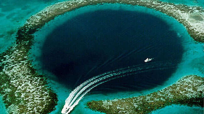 Учёные попытались раскрыть скрывающиеся на дне голубой дыры тайны