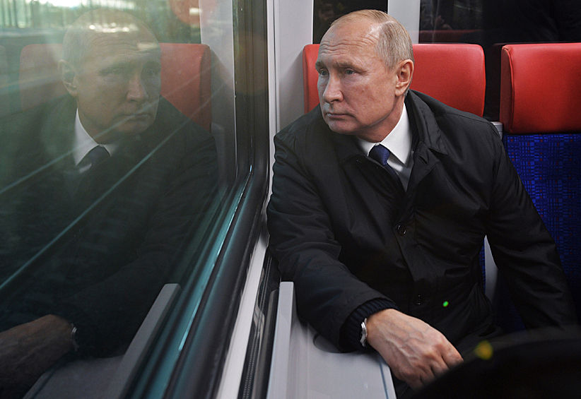 Президент РФ Владимир Путин во время поездки на "Иволге" от Белорусского вокзала по маршруту Одинцово-Лобня Московских центральных диаметров (МЦД).