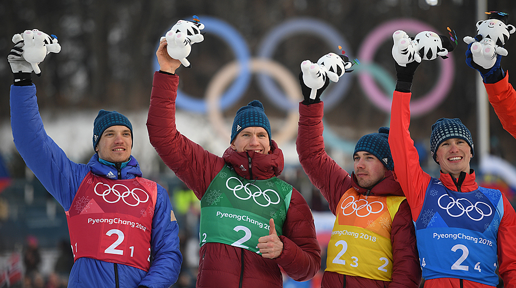 Андрей Ларьков, Александр Большунов, Алексей Червоткин и Денис Спицов (слева направо), завоевавшие серебряные медали в эстафете 4x10 км среди мужчин