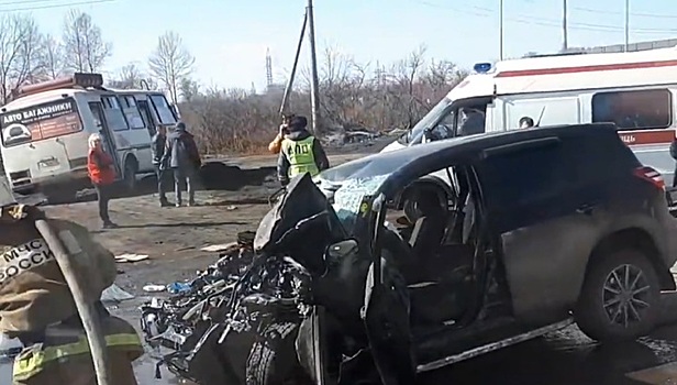 Женщина и ее дочь пострадали в ДТП с автобусом в Новокузнецке. Видео