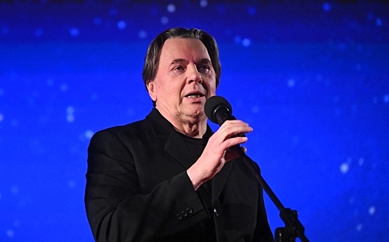 «Это ерунда!»: Константин Эрнст защитил Богомолова от нападок «мхатовцев»