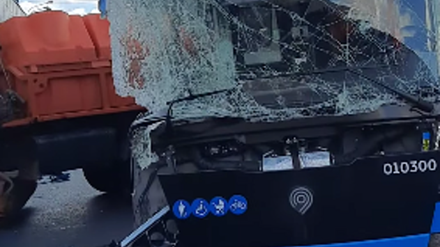 10 человек пострадали в ДТП с автобусом и КамАЗом в Москве
