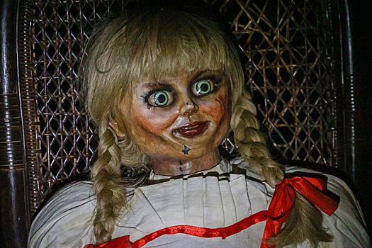 Внезапную смерть исследователя паранормальных явлений связали с “одержимой призраками” куклой