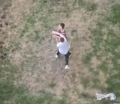 Красноярские школьники устроили драку во дворе дома