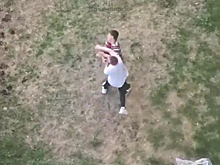 Красноярские школьники устроили драку во дворе дома