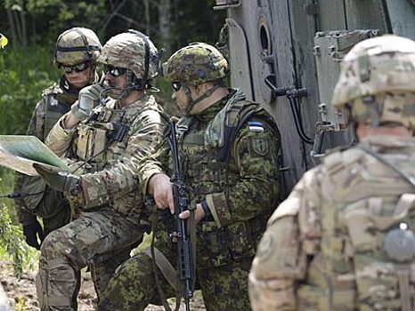 Эстонские военные переезжают из теплых казарм в палатки