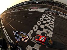 Пилот NASCAR выиграл гонку, несмотря на ошибку на дозаправке