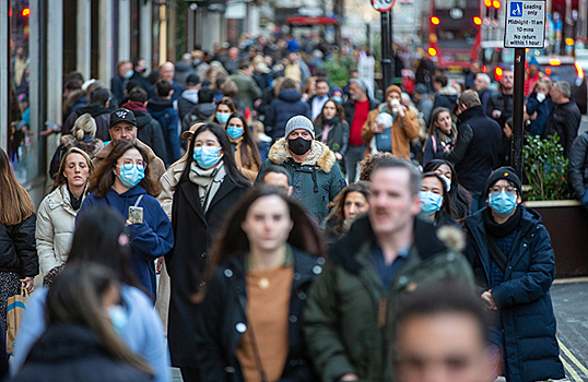 Во Франции вводят обязательное ношение масок на улицах