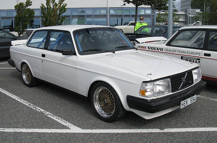 Volvo 242 Turbo. Двухдверная «баржа» славится фантастической надежностью и живучестью, но со скоростью ее тяжеловесный облик никак не ассоциируется. А ведь машина ого-го! Она очень успешно выступала в шоссейно-кольцевых первенствах — в 1985 году стала чемпионом ETCC (European Touring Car Championship) и немецкого DTM. Вдобавок дважды выиграла 24-часовой марафон на бельгийском автодроме Circuit Zolder. Дорожная версия с наддувом получила славу «слипера» или, если по-нашему, «волка в овечьей шкуре».