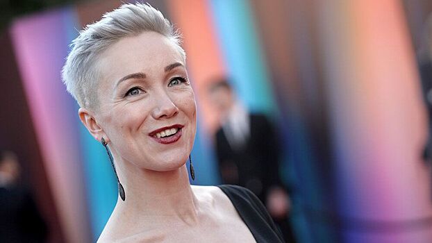 Звезда «Содержанок» Дарья Мороз вышла на улицу в трусах и пиджаке