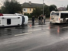 В Волгограде утром маршрутка врезалась в автобус и перевернулась