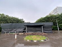 Сгоревшее здание магазина демонтировали на западе Москвы