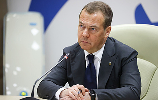 Медведев отметил активное поступление на контракт в ВС РФ из Севастополя, Москвы и Чечни