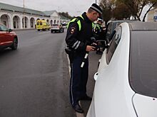 Водитель залез под чужую машину, чтобы в глаза не видеть ГИБДД в Костроме