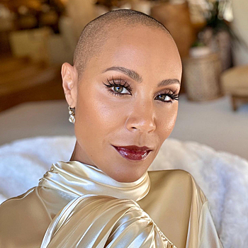 Джада Пинкетт Смит отметила День лысых потрясающим селфи в социальных сетях