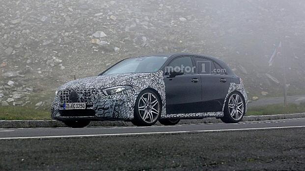 Концепт готовящегося хэтчбека Mercedes-AMG A45 заметили на дорогах Германии