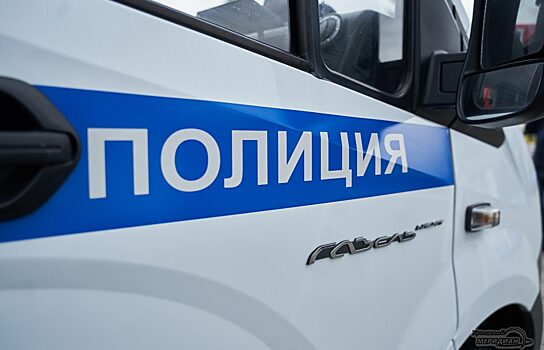 В Челябинске воры вскрыли Mercedes-Benz судьи на перекрёстке