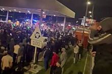 Сотни дагестанцев ворвались в аэропорт Махачкалы. Толпа требует изгнать евреев, прилетевших из Израиля