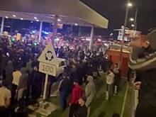 Сотни дагестанцев ворвались в аэропорт Махачкалы. Толпа требует изгнать евреев, прилетевших из Израиля