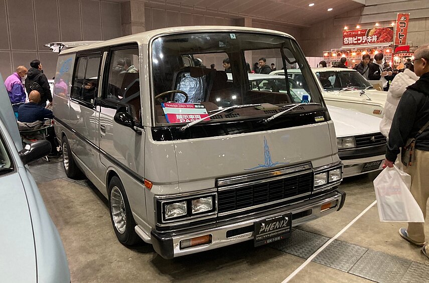 Зная любовь японцев к минивэнам и микроавтобусам, было странно увидеть лишь один такой автомобиль: это Nissan Caravan (E23, 1980-1986). Данное оформление передка использовалось с 1983 года.