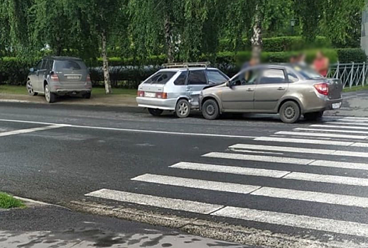Автомобили столкнулись у "зебры" в Кемерове