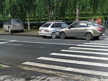 Автомобили столкнулись у "зебры" в Кемерове