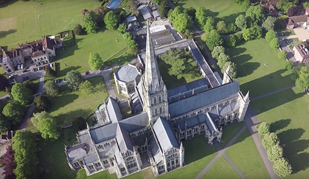 RT прислал в редакцию «Дождя» торт в виде Солсберийского собора