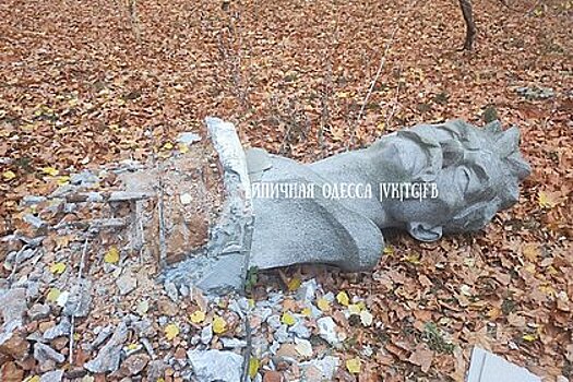 В Одессе снесли бюст Максима Горького