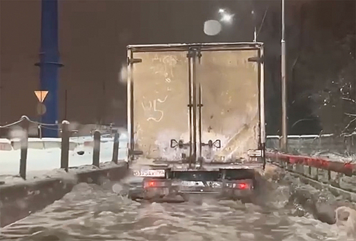 Потоп на московских улицах попал на видео