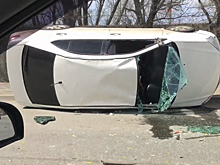 Удар с переворотом: в Челябинске иномарка завалилась набок после столкновения с ВАЗ