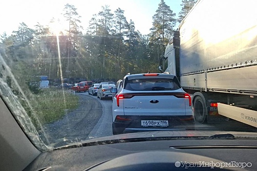 В Екатеринбурге на съезде на ЕКАД перевернулась фура