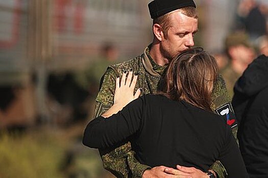 «Мне не о чем говорить с гражданскими» Россиянки все чаще знакомятся с участниками СВО. Что они ищут в таких отношениях?