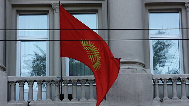 Крупный банк Киргизии приостановил переводы через банки РФ