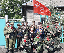 Под Саратовом участники детско-юношеского военно-патриотического движения «Гвардейская смена» поздравили ветеранов