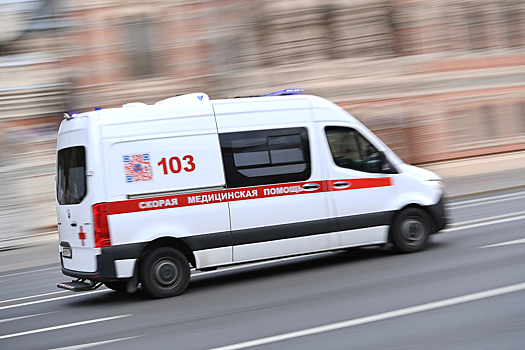 В Москве Mercedes с пассажирами опрокинулся на проезжей части