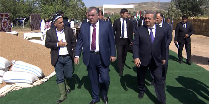 Президент Таджикистана проинспектировал объекты в Ховалингском районе