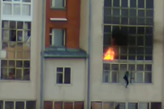 В Томске спрыгнувшего с горящего балкона мальчика поймали рекламным баннером