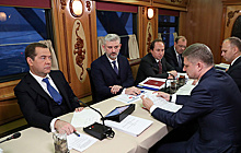 Медведев обсудил инвестпрограмму РЖД во время поездки на поезде по Сибири