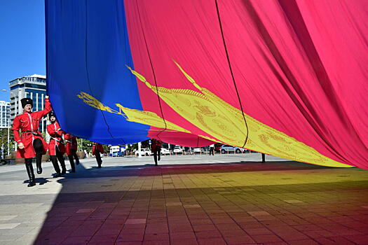 Торжество, но без зрителей: на Главной городской площади подняли флаг в честь 83-летия Краснодарского края