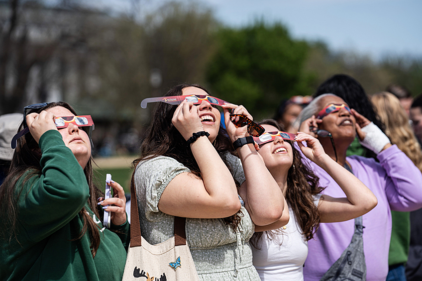 Люди наблюдают солнечное затмение в Вашингтоне