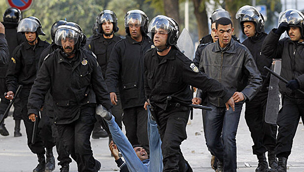 50 полицейских пострадали во время протестов в Тунисе