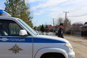 Оренбургские полицейские продолжают нести службу в зонах подтопления
