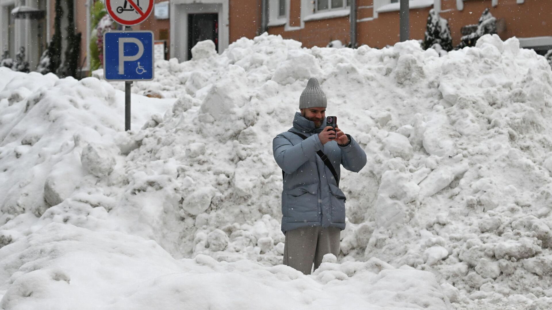 Москвичей&nbsp; из-за снегопада призвали пересесть на общественный транспорт