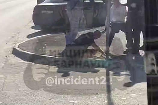 В Барнауле пассажиры избили водителя автобуса, и это попало на видео