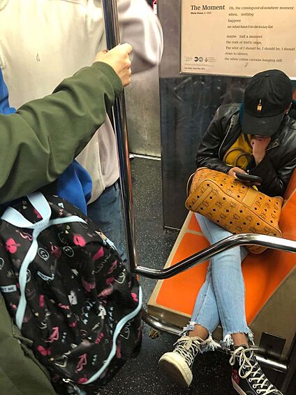 Девушка решила занять сразу два места. Главное, чтобы ей было удобнее. 